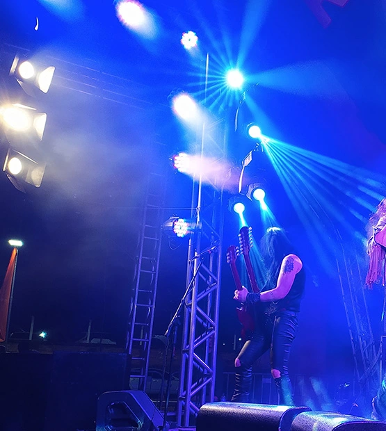 Locação de iluminação profissional com moving heads e canhões parled para eventos