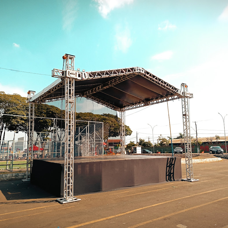 Palco 7x6 com cobertura de duas águas em treliça montado ao ar livre - AjF Eventos