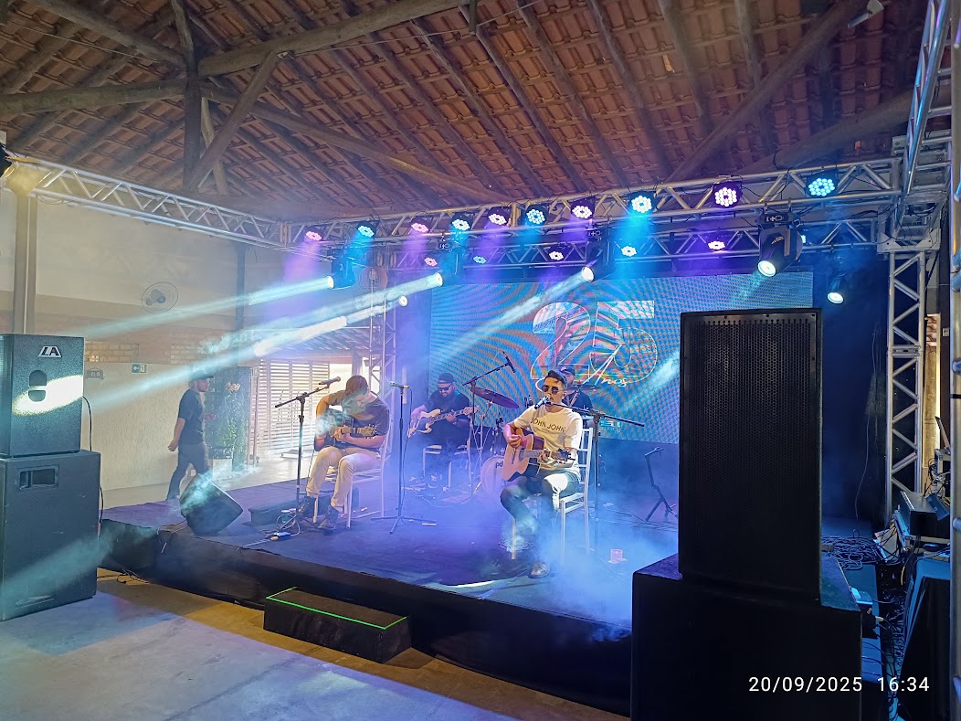 Piso de palco montado em praticáveis, com grid de truss, em espaço coberto